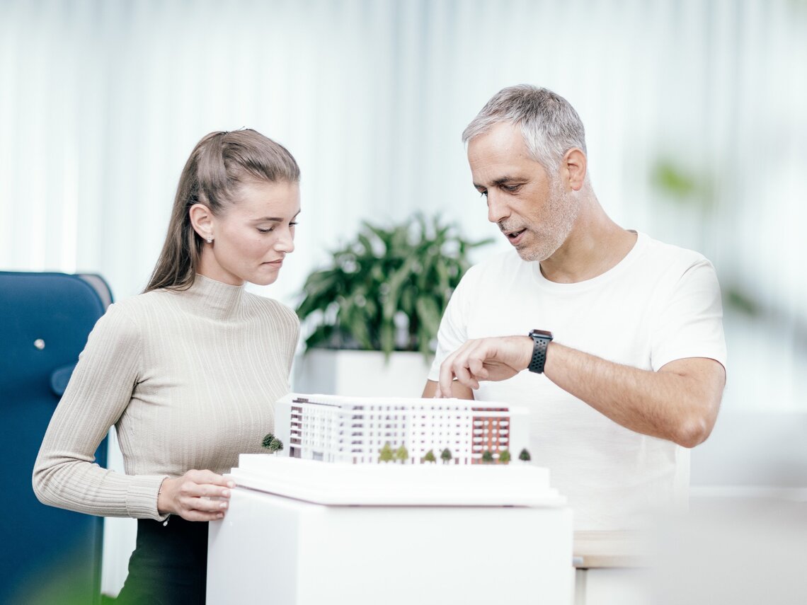 Gespräch am Modell eines Immobilien Projektes
