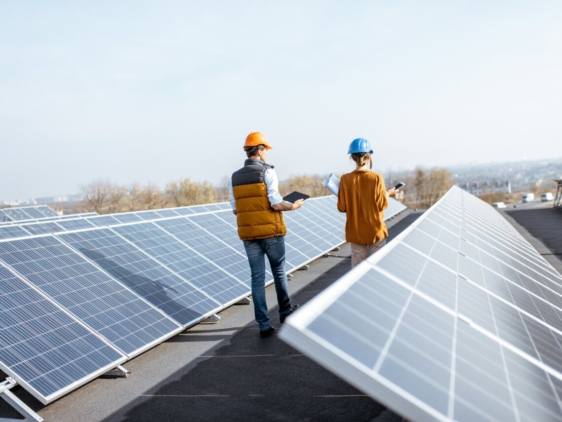 Menschen auf einem Dach mit Solar 